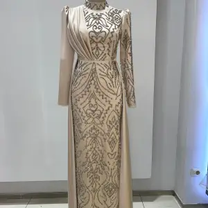 Helt ny unik fest klänning i storlek 42. Passar till flera tillfällen. 