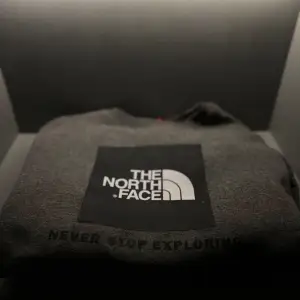 En begagnad TNF sweater med topp skick(10/10)  //kontakta gärna oss för mer information eller fler bilder 