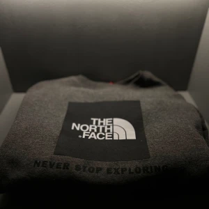 The North Face sweater  - En begagnad TNF sweater med topp skick(10/10)  //kontakta gärna oss för mer information eller fler bilder 