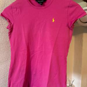 Rosa Ralph Lauren t-shirt som passar storlek xs