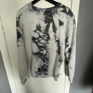 Batikad tröja  - En grå batikad tröja från junkyard, säljer du den inte används mer.  Mvh Rufus 