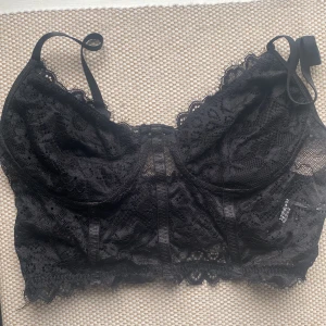 Svart topp - Superfin svart bralette-topp. Köptes för ett par år sedan, men har aldrig använts. Säljer då den tyvärr är för liten 💓
