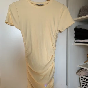 Klänning - Pastellgul klänning från pull&bear. Aldrig använd, helt ny