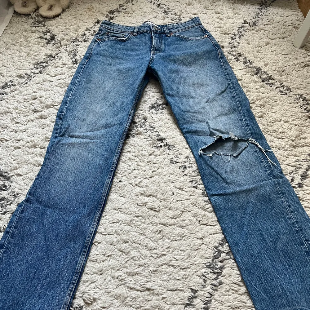 säljer dessa skitsnygga jeans då dom inte kommer till användning❤️❤️❤️❤️innerbenslängd-79 midjemått-37. Jeans & Byxor.