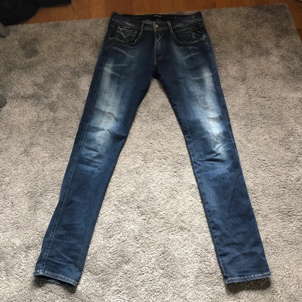 Fina replay anbass slim fit jeans för 449 kr✅Nypris:1799 kr✅ Fint skick 9/10✅ Pris kan möjligen sänkas vid snabb affär✅. Jeans & Byxor.