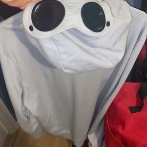 Cp company zip hoodie - Ljus blå cp company zip hoddie (rare färg) storlek L, andvänt kanske 8 ggr ny Pride 3000 kr (köpt på cenino Donna i Växjö)