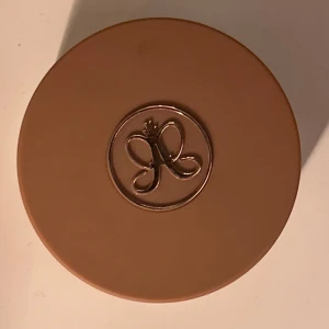 Anastasia cream bronzer - Anastasia Cream bronzer i färgen caramel. Den är endast testad, har två likadana därav säljer ja denna. 