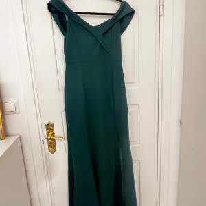 klänning med slitss, använd en gång, fin som balklänning eller bröllops gäst, är 155 och den är typ 10cm lång på mig 