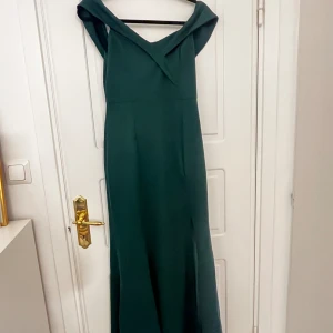 Balklänning  - klänning med slitss, använd en gång, fin som balklänning eller bröllops gäst, är 155 och den är typ 10cm lång på mig 