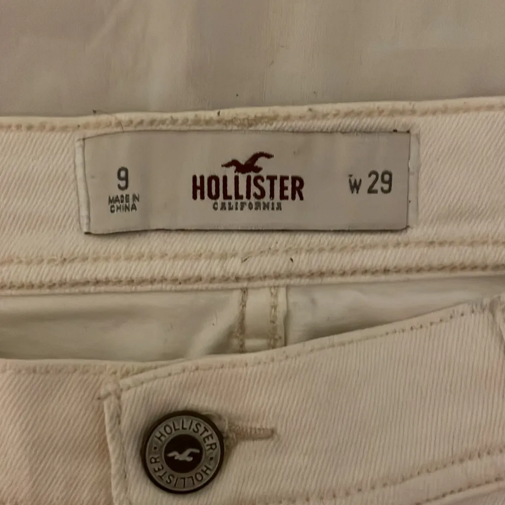 Ett par vita jeansshorts ifrån hollister. De är i väldigt bra skick och i storlek w29. . Shorts.