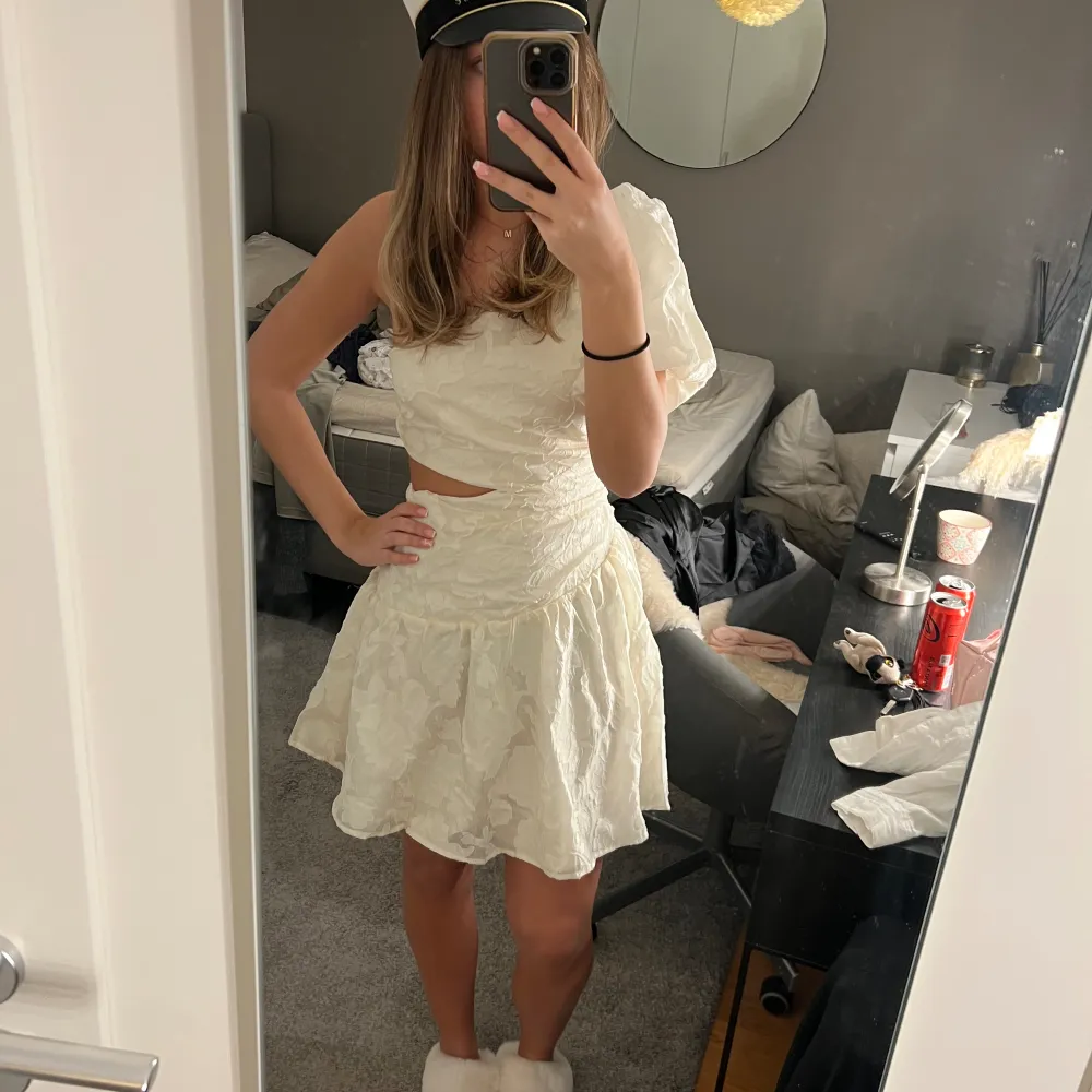 Super söt vit klänning som passar perfekt som studentklänning! Detta var en av mina alternativ till studentklänning men har hittat en klänning som jag ska ha och därför säljer jag denna! Helt oanvänd🥰 Orginalpris: 319kr. Klänningar.