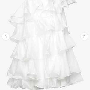 Jag SÖKER en ny Malins klänning som är i vit volang. Storleken skulle vara Xs eller S. Skicka till mig ifall ni säljer! Eller vet någon som gör!💕💕