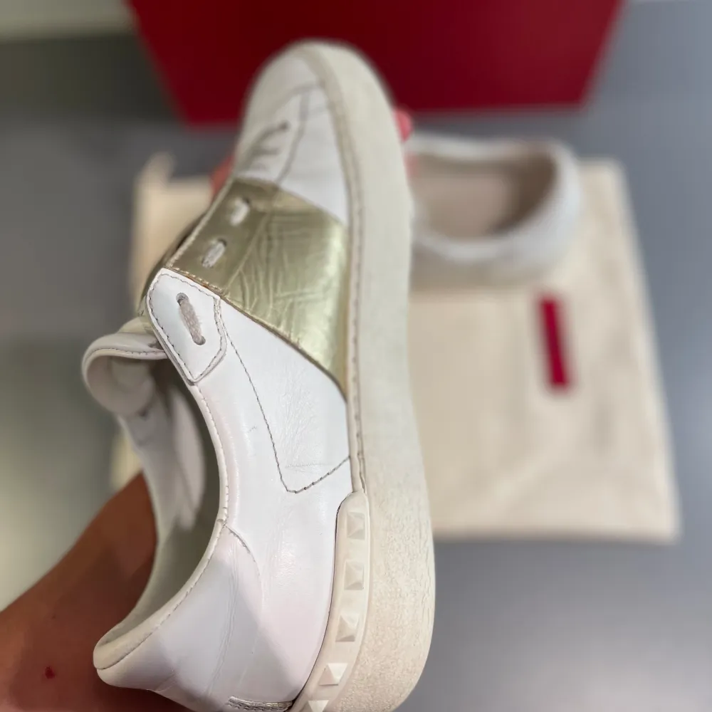 Hej! Säljer nu dessa sjukt snygga vita Valentino open skorna med en guldig kontrastfärg. Okej skick. Storlek 39 men passar 0,5-1 storlek större. Tillkommer skopåse & kort. Kan frakta eller mötas upp i Kungälv. PM 📩för fler frågor/bilder :). Skor.