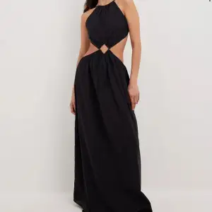 Jättefin svart klänning från Chloe Shutermans kollektion med NA-KD som inte längre säljs🖤 560kr inkl frakt