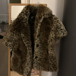 Pälsjacka i leopard - Super snygg pälsjacka i leopard som är mer kort i ärmarna perfekt till våren