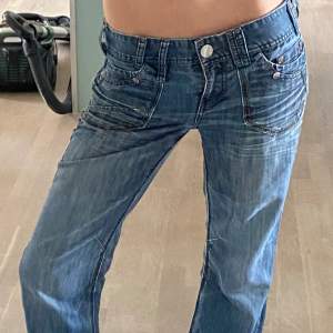Såå snygga jeans som va köpta här på plick men som tyvärr inte kommer till användning!!🫶 Midjemått rakt över: 39cm Innerbenslängd: 75cm Tveka inte att skriva om ni har frågor eller funderingar❣️ Vill bara bli av med dem så kom med prisförslag!!