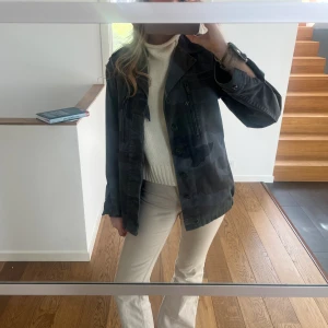 Vårjacka quatre filles - Säljer min sjukt snygga jacka från quatre filles! Nypris 2500kr. Är uppknäppbar i ärmarna (se bild 3). Fint skick! Pris kan diskuteras så tveka inte på att höra av dig vid frågor❤️🥰. Det är strl L i den men jag är vanligtvis en S/M och den passar mig!