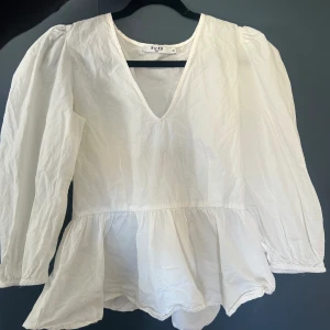 Extremt snygg blus - Endast testad. Köpt från NA-KD STL: 38 Pris: 150 Dragkedja på sidan som är gömd i tyget så den synns inte så mkt vilket är snyggt. Den har slitits upp lite vid sömnen men inte mkt och inget man tänker på, de är bara att sy ihop den så syns de inte.😌 