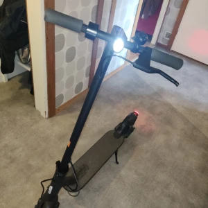 MI  Elsparkcykel  - Perfekt för mindre ungdomar. 20km/h går den säljer den för den e för svag för mig upp i backen. Laddare följer me givetvis🥰
