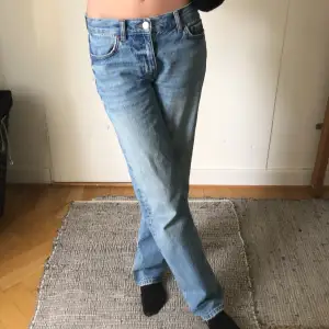 Lågmidjade och raka jeans från Gina tricot. Lite slitna längst ner. Midjemått tvärs över: 36cm Innerbenslängd:80cm