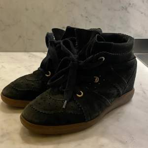 Isabel Marant skor i storlek 39, svarta. Säljs då de aldrig kommer till användning. Inga defekter. Köparen står för frakt 58kr spårbar och betalas av köparen. Kvar så länge annonsen inte är markerad som ”såld”