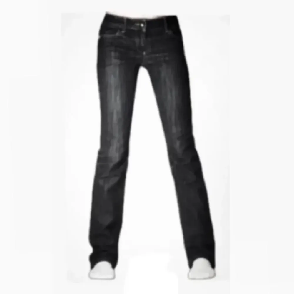 Säljer vidare dessa lågmidjade guess jeans vidare då de va lite för små för mig. Pris kan diskuteras 🥰. Jeans & Byxor.