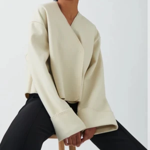 Gina Tricot - Stitch Jacket - Säljer denna oanvända fina jackan från Gina i storlek S, perfekt nu till våren!! Prislapp finns kvar! Pris kan diskuteras vid snabb köp!💓