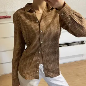 Brun skjorta i storlek xs från Gina tricot, 130kr