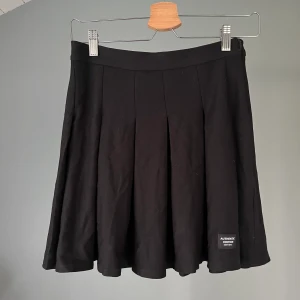 svart tenniskjol  - Svart tenniskjol från Zara! Bra skick😊Skriv för fler bilder eller frågor🫶