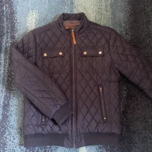 Quiltad jacka - En riktigt snygg quiltad jacka. Skick 9/10 inga defekter eller hål. I storlek XL men passar mer M/L 