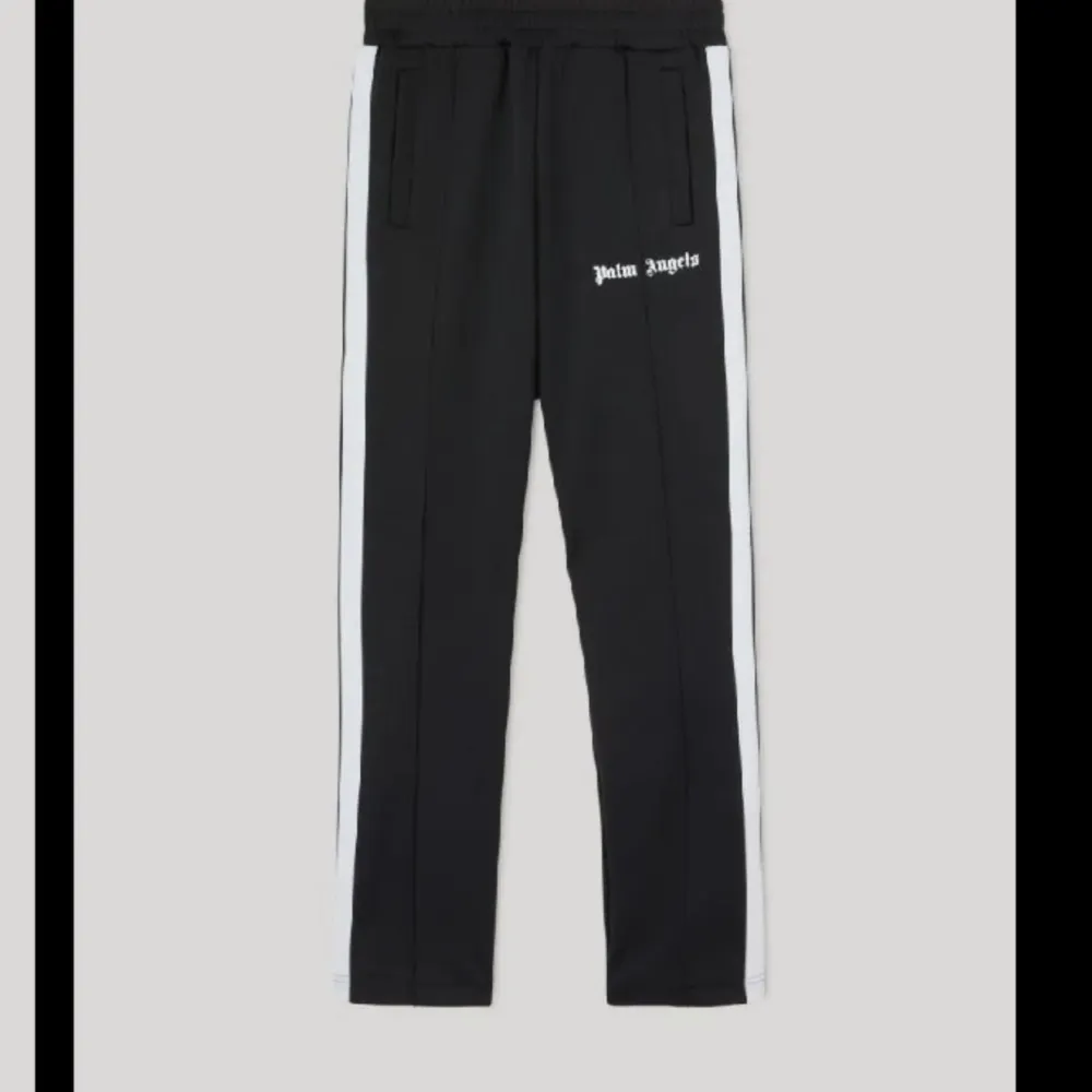 Säljer dessa Palm angels trackpants i strl M. Jag köpte dom i andrahand till min kille men dom va tyvärr för små🥲köpte ett helt set för 5900:-. Finns ute på fler sidor. Jeans & Byxor.