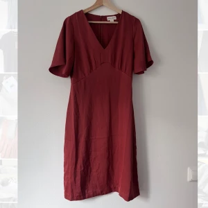 Klänning - Orange/rostfärgad klänning, lårlängd. Nyskick 