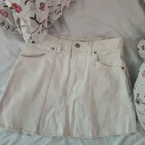 En jättesöt vit/gräddvit minikjol från Pull&Bear i storlek S 🥰 Jag säljer den på grund av att den är lite för kort för mig, men om man gillar minikjolar så är den perfekt!! Skriv vid frågor 💕