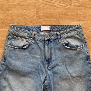 Blå jeans - Blåa ASOS-jeans. Aldrig använda. Pris kan diskuteras!