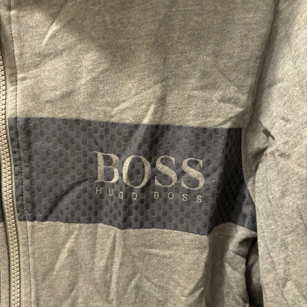 Säljer denna fina Hugo boss tröja. UNIK. Skick 10/10. Tröjor & Koftor.