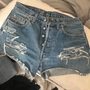 Levis shorts  - Perfekta shorts nu till sommaren i toppen skick storlek w36 L32🥰