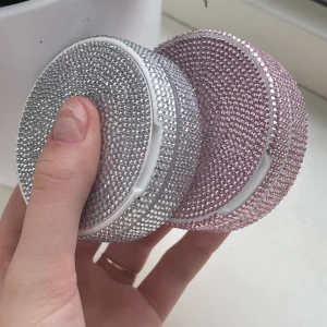 Snusdosa dekorerad - Köp en dekorerad återanvändningsbar snusdosa att matcha dina outfits med! Görs på beställning, har just nu färgerna silver, ljusrosa & röd. Men kan köpa in fler rhinestones i valfri färg. Säljer ej snus endast dosa! 130 för en, 2 för 250! (Exl frakt)