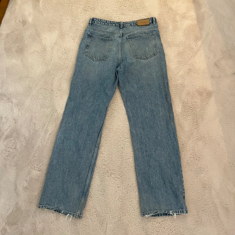 Just junkies jeans i 34/34 Säljer för att bli av med Finns två tråkiga hål ett på framsidan och ett på ena bakfickan, i övrigt ett par schyssta jeans med snygg passform. Midjemått rakt över 45cm, totallängd 114cm, benöppning 24 cm.. Jeans & Byxor.