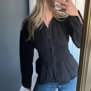 Svart blus  - Säljer denna svarta fina blusen från only, då den inte längre kommer till användning! Skriv vid intresse 😊