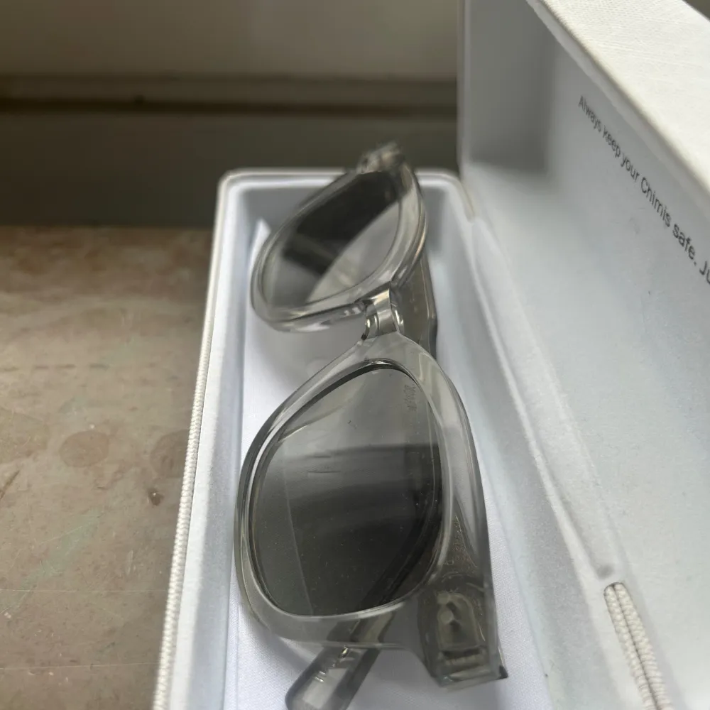 Hej! Säljer dessa tvär feta chimi solglasögon pågrund av att de ej kommer till användning längre. Modellen är 02 grey. De är sparsamt använda därav väldigt bra skick 8/10. Allt på bilderna följer med! Pris kan diskuteras vid snabb affär😊. Övrigt.