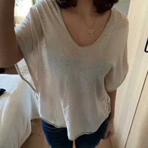 Topp - Superfin blus med glitterdetaljer i kanten💖 liten fläck går säkert bort i tvätten därav lågt pris💖 passar bra till sommaren❤️