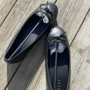 Svarta ballerinaskor💞 - Supersnygga ballerina skor💗aldrig använda och kommer i sin orginalförpackning. Öppen för prisförslag😊