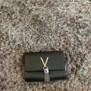 Valentino Väska - Valentino väska i bra skick, bra till sommaren, ordinarie pris är 849kr💕💕