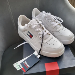 Nya sneakers Tommy Hilfiger strl 39 - Helt nya, i originalförpackning 