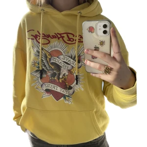 Ed Hardy x Missguided Hoodie - Säljer denna jättesnygga Ed Hardy x Missguided collab hoodien🔥 Köpte på Plick förra året men används tyvärr aldrig -- Bra skick och väldigt skönt material, fåtal defekter (se bild 4&5)🩷