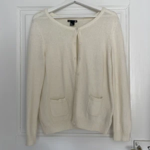 Supermjuk kofta🤍 - En supermjuk kofta från hm basic!  Storlek L, men sitter som en M.  Två fickor i detalj och knappar.  Kan användas som både kofta och tröja.  Pris kan diskuteras💕 Skickar samma dag ni köper! 