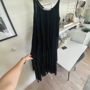 Säljer denna super fina lång klänning med volanger då den inte längre kommer till användning 💘 skriv gärna om det skulle behöva fler bilder☺️