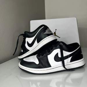 Ett par Jordan skor i färgen svart/vit . I storlek 36,5. Dom är i ok skick. Nya kostar 1599kr men säljer mina för 750. Priset kan diskuteras 
