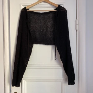 Svart stickad bolero - Svart stickad bolero med knyte! Helt perfekt men har för många~