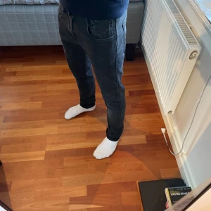 Replay jeans - Säljer ett par riktigt snygga jeans från replay för 499kr. Storlek: 30, modell: ANBASS, skick: 9,5/10.